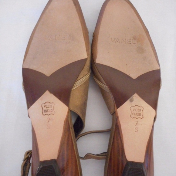 VANELi 7 S narrow 1.5" heel buckle sling back shoe - Picture 7 of 8